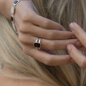 Кольцо серебряное с янтарём R20040SV Кольцо серебряное с янтарём R20040SV