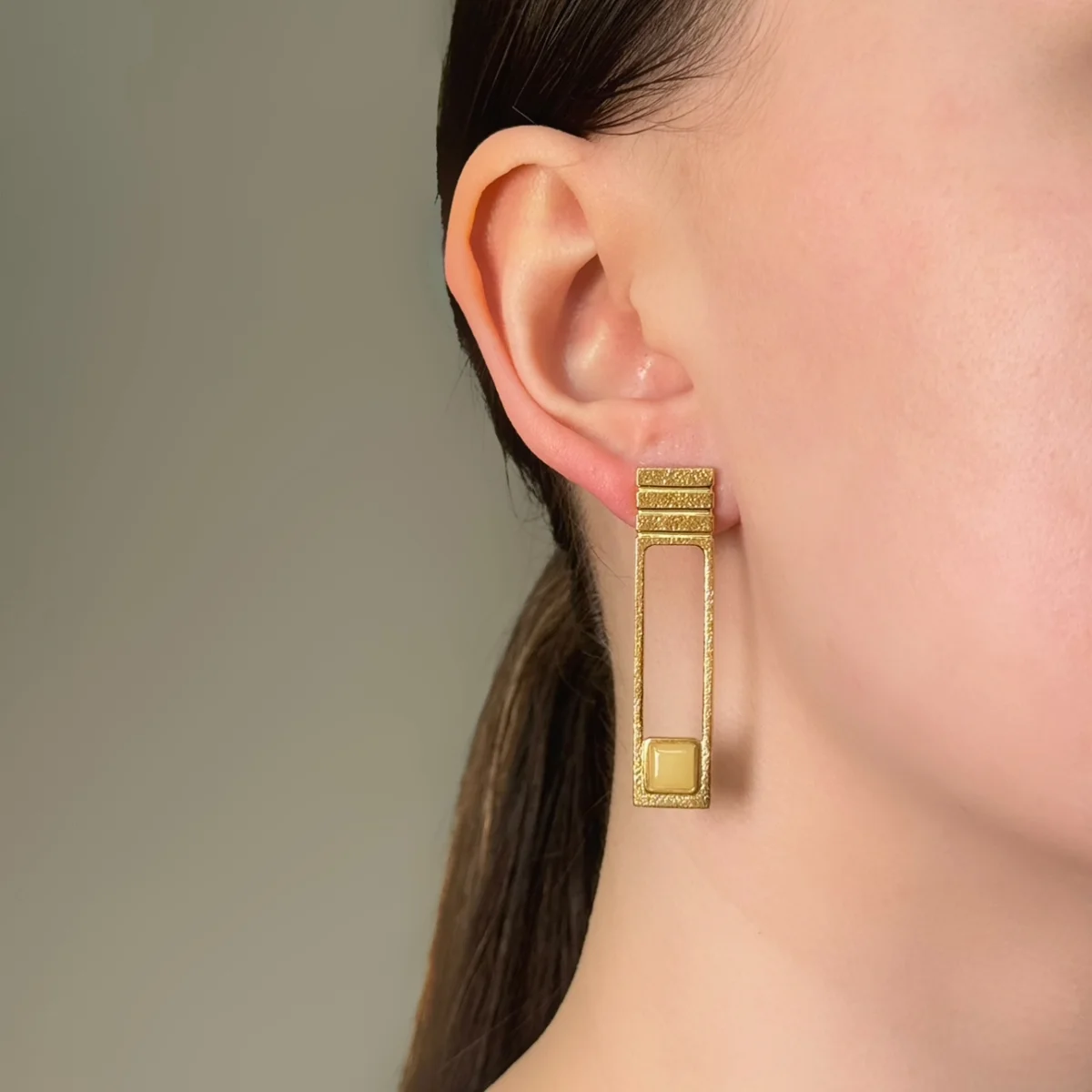 Серебряные серьги с янтарём E21049ZM
