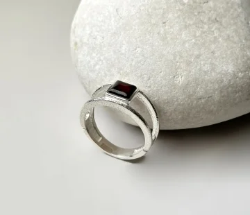 Кольцо серебряное с янтарём R21049RV Кольцо серебряное с янтарём R21049RV