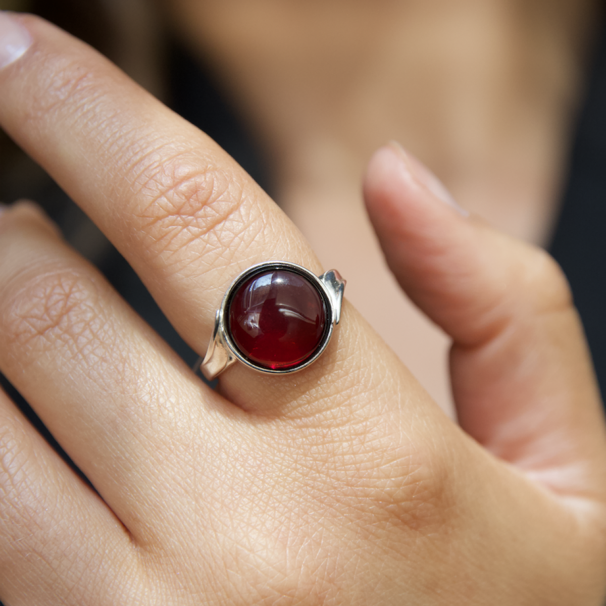 Кольцо серебряное с янтарём R9222SV