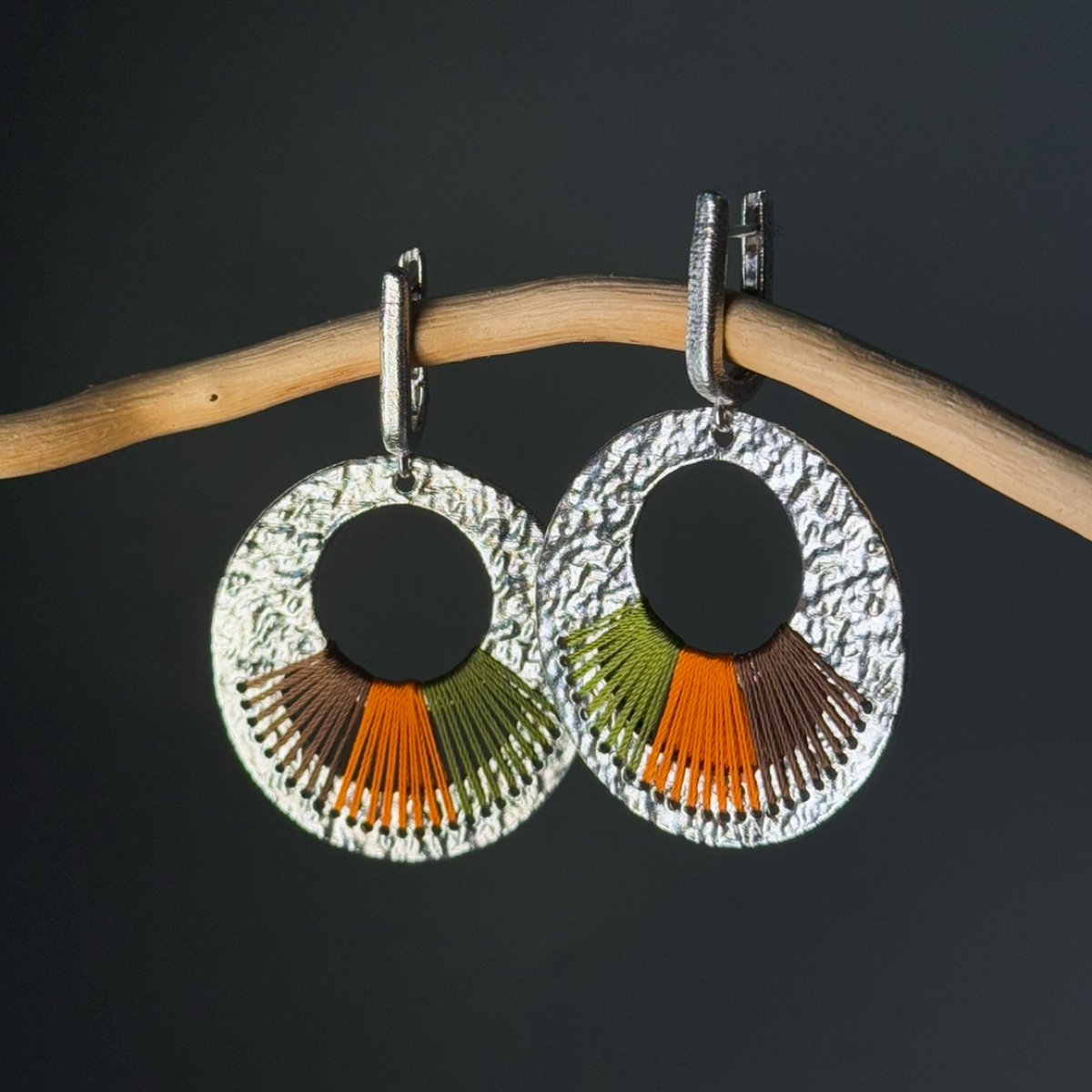 Silver earrings with amber E5041R008