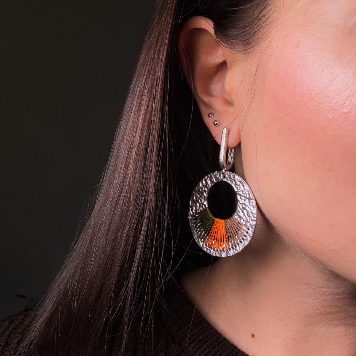 Silver earrings with amber E5041R008