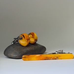 Запонки и зажим для галстука с натуральным янтарем Запонки и зажим для галстука с натуральным янтарем