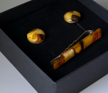 Набор: запонки и зажим для галстука с натуральным янтарем