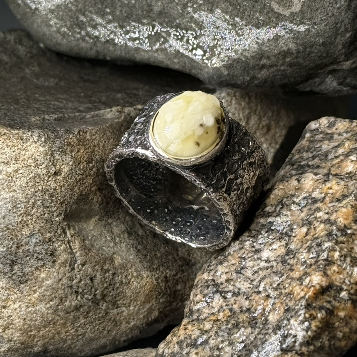 Серебряное кольцо с янтарем R30004CM