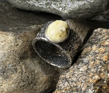 Серебряное кольцо с янтарем R30004CM