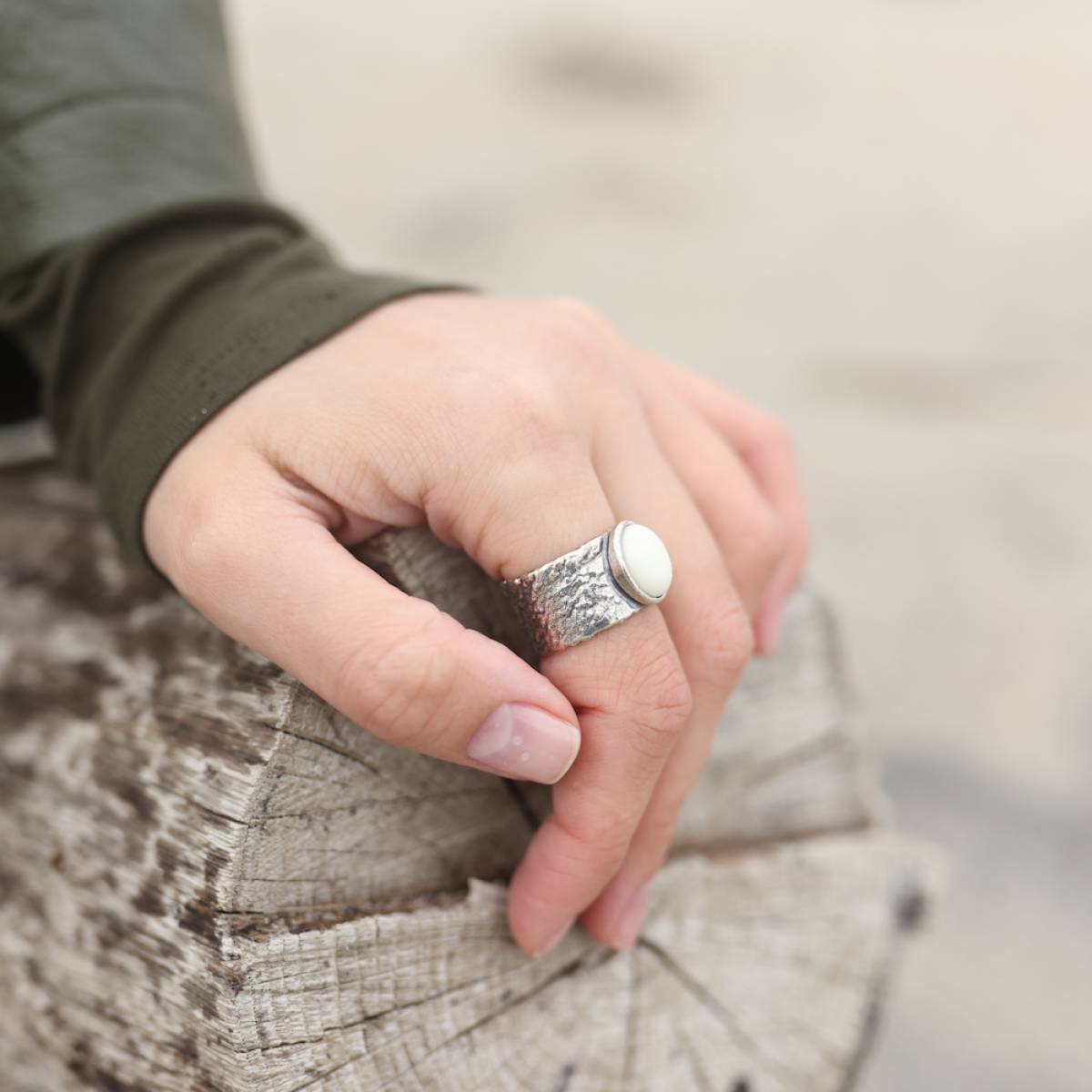 Серебряное кольцо с янтарем R30004CM