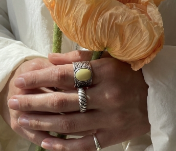 Серебряное кольцо с янтарем R30004CM Серебряное кольцо с янтарем R30004CM