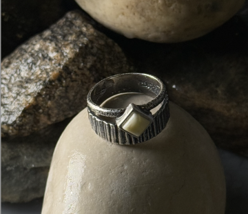 Silver ring with amber R30004CM