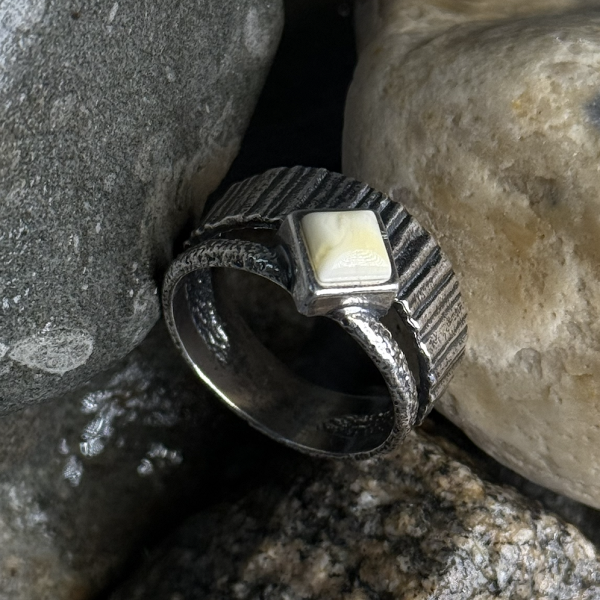 Silver ring with amber R30004CM