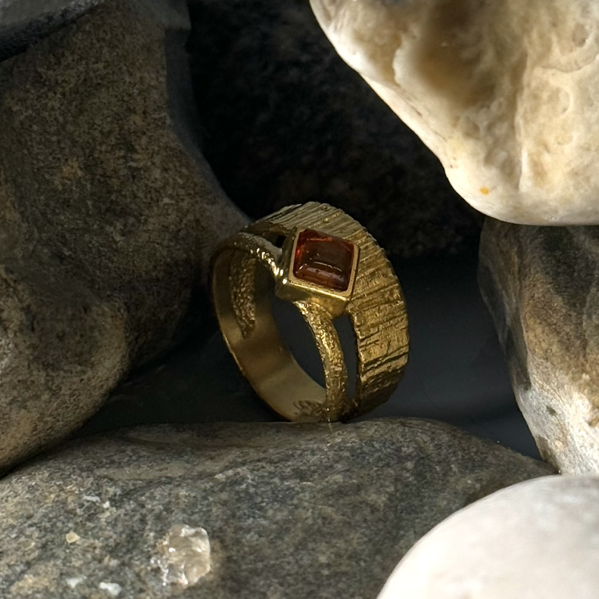 Серебряное кольцо с янтарем R30002ZK Серебряное кольцо с янтарем R30002ZK