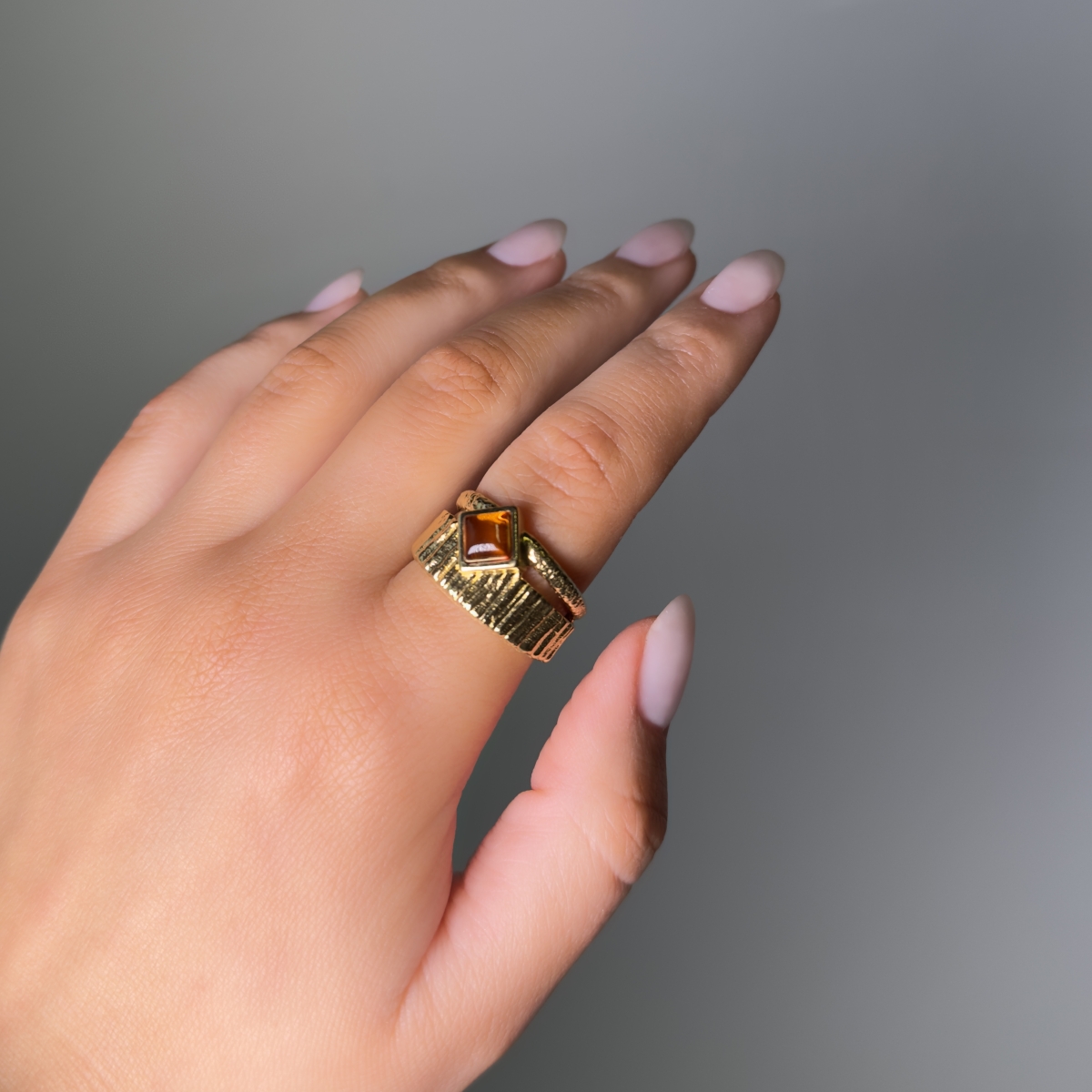 Серебряное кольцо с янтарем R30002ZK Серебряное кольцо с янтарем R30002ZK