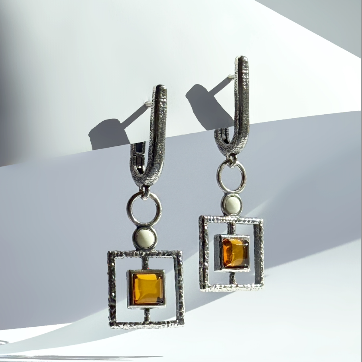 Silver earrings with amber Е30002СO-1 Silver earrings with amber Е30002СO-1