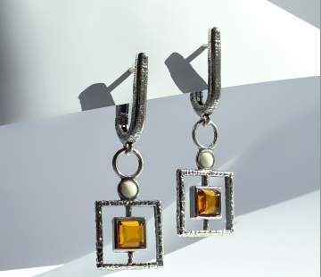 Silver earrings with amber Е30002СO-1 Silver earrings with amber Е30002СO-1