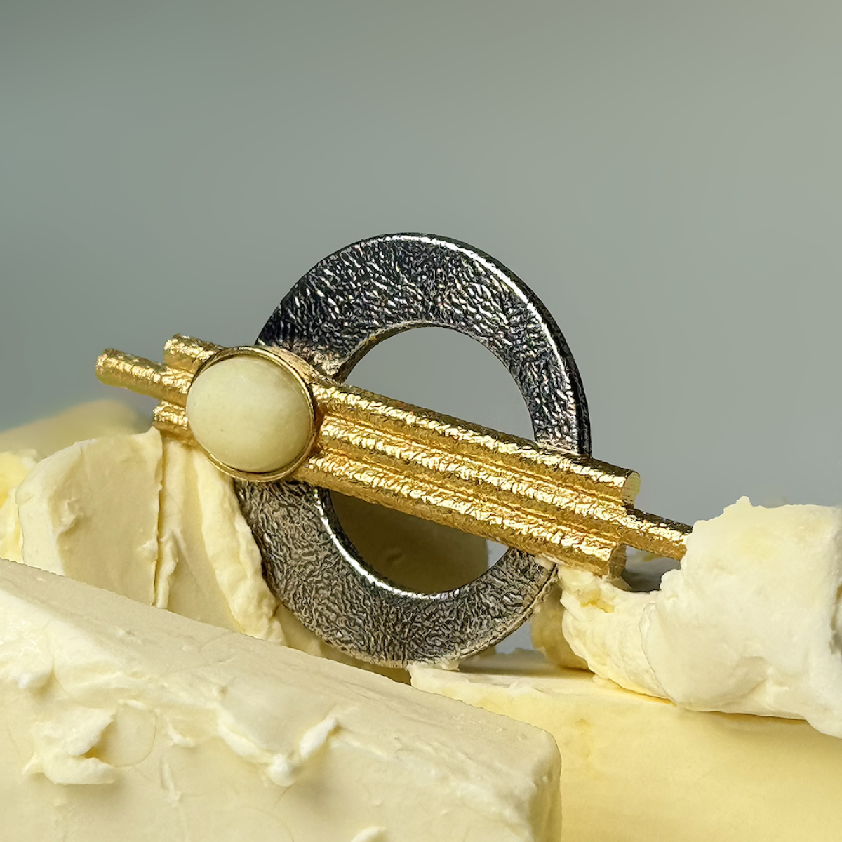 Silver brooch with natural amber B30012FM