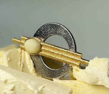 Silver brooch with natural amber B30012FM