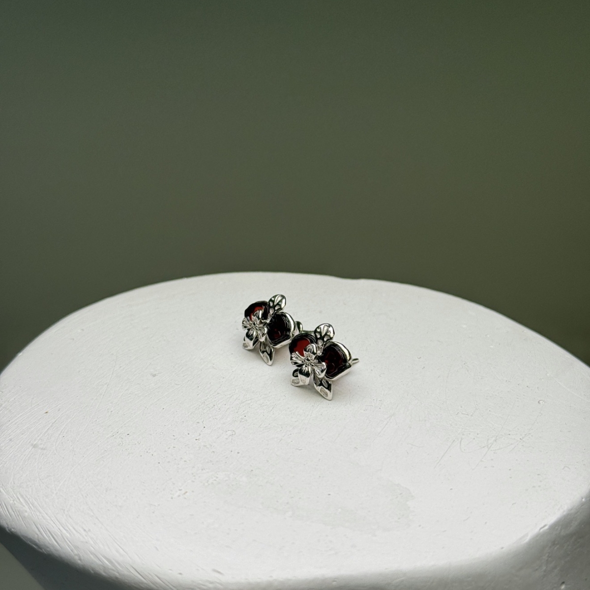 Серебряные серьги с янтарём E9212RV Серебряные серьги с янтарём E9212RV