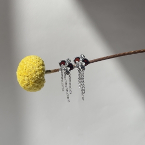 Серебряные серьги с янтарём E9226RV