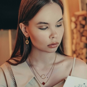 Серебряные серьги с янтарём E9282ZM