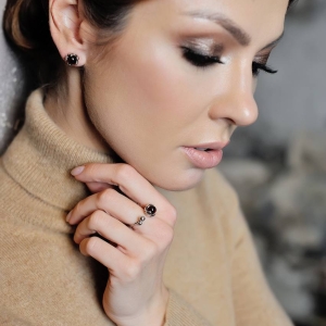 Серебряные серьги с янтарём E9221RV