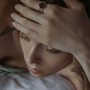 Кольцо серебряное с янтарём R9184-1SV