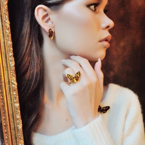 Серебряные серьги с янтарём E9150ZO