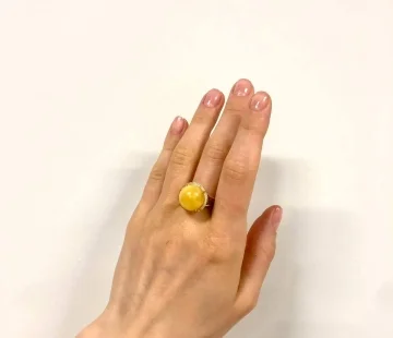 Кольцо серебряное с янтарём R000025ZM Кольцо серебряное с янтарём R000025ZM