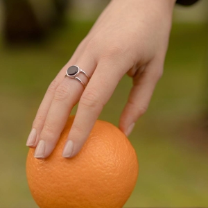 Кольцо серебряное с янтарём R9186RV